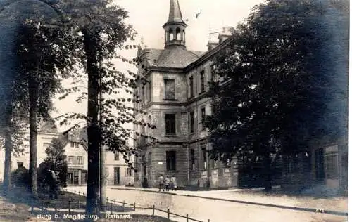 [Echtfotokarte schwarz/weiß] Burg bei Magdeburg - Rathaus - Deutsches Reich - gelaufen. 