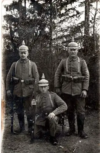 WK I Foto – 3 Soldaten mit Pickelhaube – IR 31 – 18. Infanterie-Division – Feldpost 26.4.1916 – Straßburg