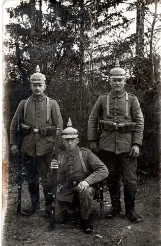 WK I Foto – 3 Soldaten mit Pickelhaube – IR 31 – 18. Infanterie-Division – Feldpost 26.4.1916 – Straßburg