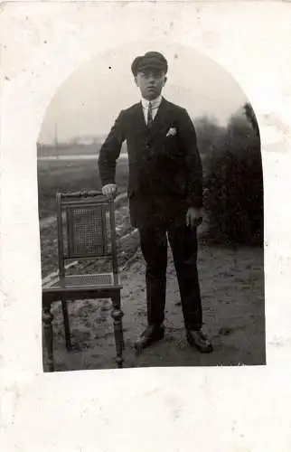 [Echtfotokarte schwarz/weiß] Historische Fotopostkarte 1926 – junger Mann in Anzug, gelaufen von Aschberg (Holstein) nach Borgdorf bei Nortorf (Holstein). 