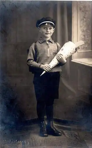 Fotopostkarte um 1930 – Einschulung mit Zuckertüte, Atelier Andersen