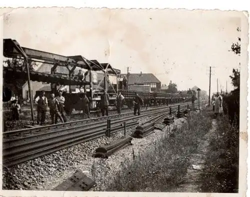 Eisenbahnbaustelle mit Gleisbauzug, vermutlich in Schleswig-Holstein, Gleisbauarbeiten - 30er Jahre?