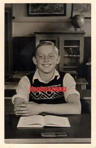 Originalfoto Schuljunge im Klassenzimmer – Deutschland ca. 1940er/50er Jahre