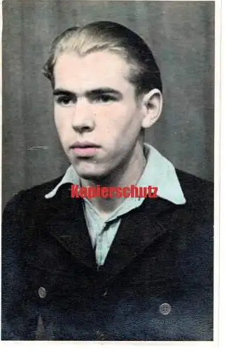 Koloriertes Porträtfoto eines jungen Mannes – Atelieraufnahme ca. 1940er/50er Jahre