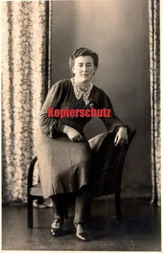 Koloriertes Porträtfoto eines jungen Mannes – Atelieraufnahme ca. 1940er/50er Jahre