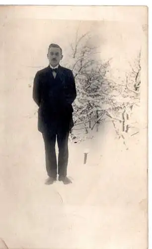 Echtfoto AK ca. 1930 – Mann im Anzug im Schnee – beschriftet „Onkel Willi“