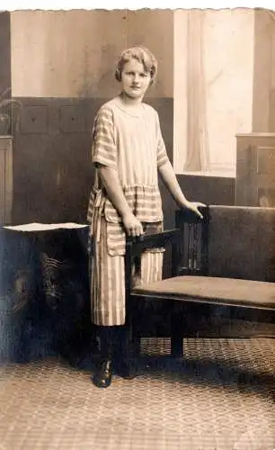 Echtfoto AK ca. 1925 – Frau im gestreiften Kleid – Jugendstil / Art déco Interieur
