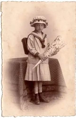 Originales antikes Foto von 1917 – Mädchen mit Schultüte (Zuckertüte) – namentlich: „Martha“ – aus Familienalbum