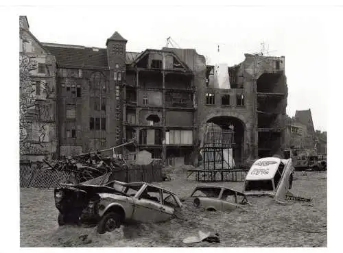 [Echtfotokarte schwarz/weiß] Oranienburger Straße / Rückseite des "Tacheles". 