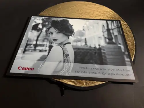 Hübsche Frau - Canon UV-Druck Musterplatte – Fotodruck in Schwarzweiß