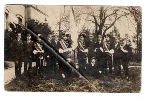 Foto AK Studentenverbindung Corps Gruppenfoto mit Fahne um 1900 Berlin? (B1 042)