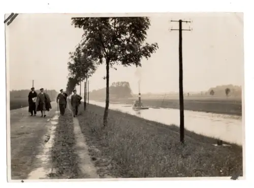 Altes Foto Studenten Burschenschaft Spaziergang Kanal Dampfer Schlepper (F1082)