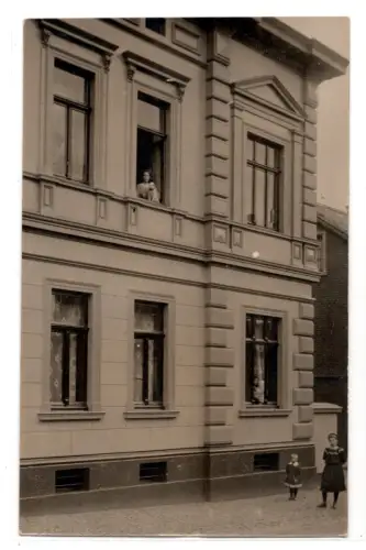 Foto AK Gründerzeithaus Fassade Frau Hund Fenster Kinder Straße um 1910 (B2224)