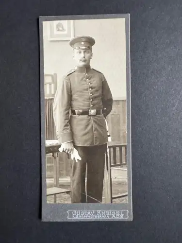 Fotografie Kabinett Soldat IR 134 Sachsen Kaiserreich Pickelhaube Aue (M1 034)