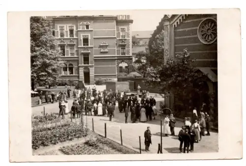 Foto AK 1920er  – Feier vor Kirche Klinik, RPPC Echtfoto - Magdeburg? (B1 058)