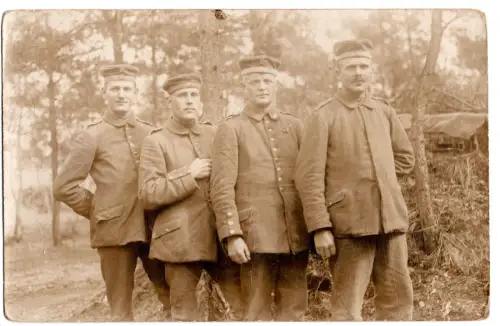 Foto AK WW1  • Soldaten im Wald • Feldlager - WK1 - (M1 062)