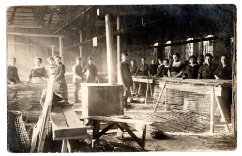 Altes Foto Fabrik Arbeiterinnen Soldaten Korbwaren Werkstatt um 1910 (B2199)