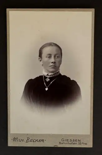 CdV Foto junge Dame mit Anker- und Herzanhänger, Gießen Hessen, (C2096)