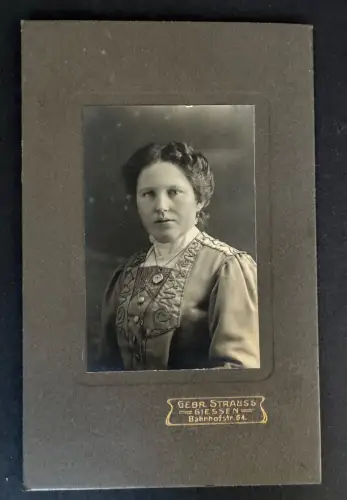 Kabinettfoto junge Dame, Atelier Gebr. Strauss Gießen Hessen, ca. 1910, (42)