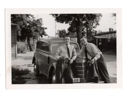 Fotografie zwei elegante Männer vor Oldtimer 1940er Jahre Opel (?)  - F1112