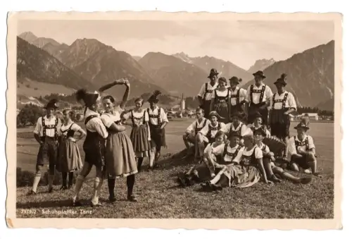 AK Foto Oberstdorf Allgäu 1930er Schuhplattler Trachtengruppe Alpen (B1 077)