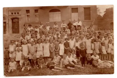 Foto AK Schulklasse Gruppenbild Kinder Schule 1920er 1930er Bernburg? (K1005)