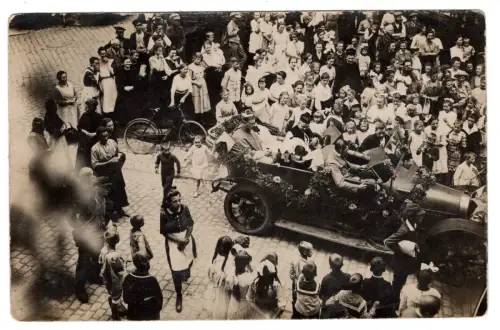Foto AK 1922 Bischofsbesuch Prozession Oldtimer Kirche Kinder selten (B1 078)