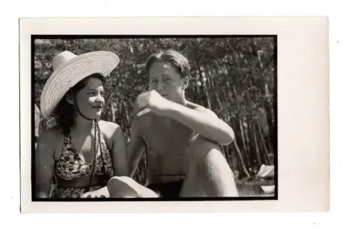 Vintage Strandfoto 1930–50er – junges Paar, Retro Bademode hübsche Frau Mann