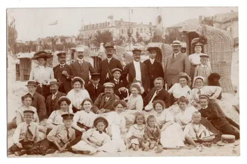 Foto AK Ostsee vermutl. Rügen Strandkörbe Urlauber Familienbild um 1900 (B2154)