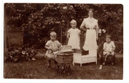Foto AK Kinder mit Kinderwagen Bett Puppe um 1910 Steinmeyers