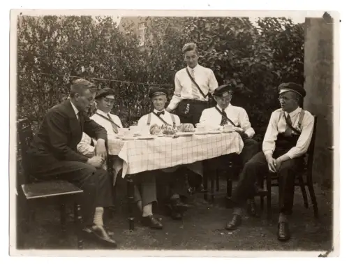 Fotografie 1920/30er Studenten Burschenschaft Verbindung Gartenrunde (F1 041)