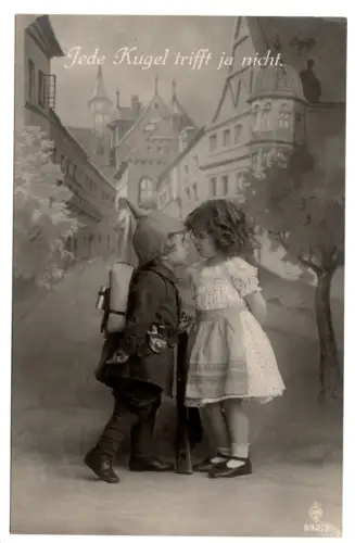 AK Foto –  „Jede Kugel trifft ja nicht“ – Kindersoldat - WW1 (M1 045)