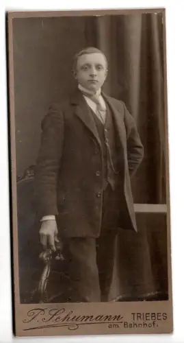 Fotografie feiner Herr im Anzug – P. Schumann Triebes Thüringen ca.1900 (C1 060)