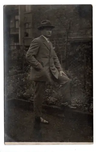 RPPC Alte Fotopostkarte Mann mit Hut im Garten 1930er Jahre Leonar Mode Foto