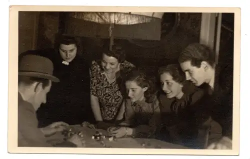 RPPC Alte Fotopostkarte Gruppe am Tisch 1940er Jahre Gesellschaftsspiel Foto