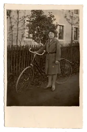 Foto AK junge Frau mit Fahrrad – echte Fotografie Handabzug Top Zustand (B1 007)