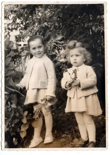 Altes Kinderfoto zwei Mädchen im Garten 1940er Jahre Vintage Porträt Fotografie