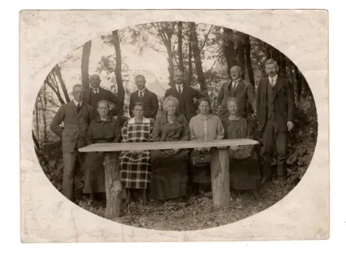 Altes Gruppenfoto Männer und Frauen im Freien 1920er Jahre Vintage RPPC Foto
