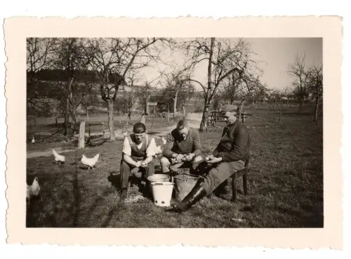 Foto 2.WK WK2 WW2 Soldaten Bauernhof Kartoffeln schälen Hühner Landhaus