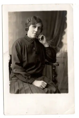 Foto AK hübsche Dame Photohaus Hans Guggenberger Wolfratshausen 1920er (B1 085)