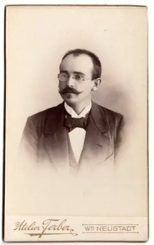 CDV Foto – Junger Mann Brille & Schnurrbart – J. Ferber Wr. Neustadt Österreich