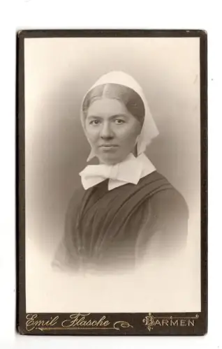 CdV Foto Diakonisse um 1910 – Atelier Emil Flasche, Barmen, Wuppertal  (C1 065)