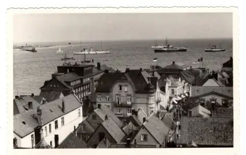 Foto 1938 Helgoland – Küstenansicht, Schiffe, Fotograf Albrecht Dessau (B1 100)