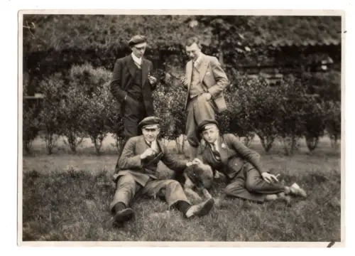 Vintage Foto Studenten mit Hund 1930er 11x8 cm (F1 049)