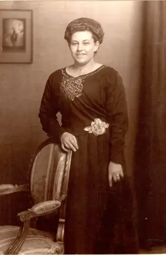 Alte Fotografie Berlin W. – Frau im Kleid – Atelier Elite Leipziger Str. 119/120