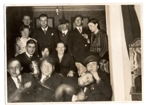 Vintage Foto Trinkgelage bizarre Szene 1930er Studenten (F1 050)