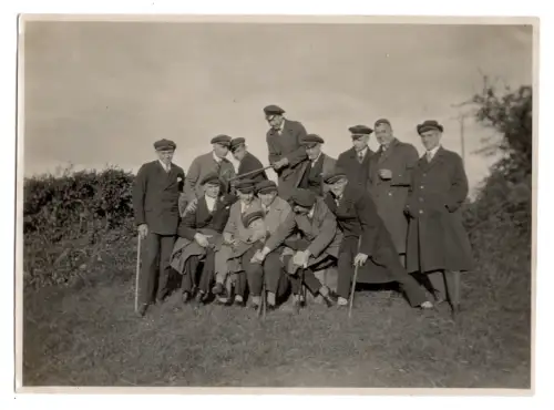 Vintage Foto Studenten Ausflug mit Spazierstöcken 1930er (F1052)