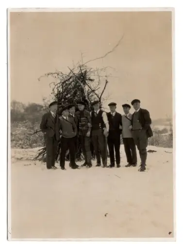 Vintage Foto Studenten im Schnee Winter Brauchtum (F1 054)