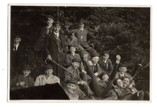 Vintage Foto Studenten Ausgelassene Szene 1920/30er (F1055)