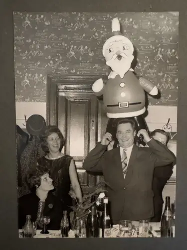 Orig. s/w-Foto 60er – Mann mit aufblasbarem Nikolaus auf dem Kopf – skurril!